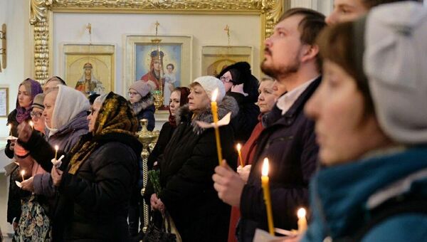 Панихида по погибшим при теракте в метро Петербурга в Троице-Измайловском соборе