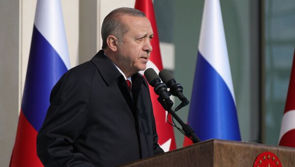 Президент Турецкой Республики Реджеп Тайип Эрдоган выступает на церемонии запуска строительства первого энергоблока АЭС Аккую. 3 апреля 2018