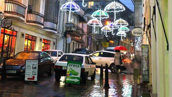 Праздничное световое оформление одной из улиц Ялты в вечернее время