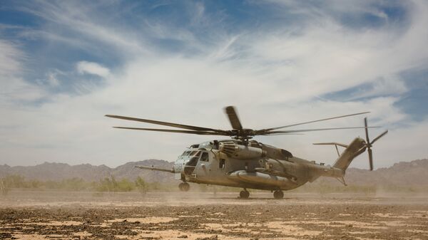 Вертолет корпуса морской пехоты CH-53E Super Stallion во время учений в Калифорнии, США