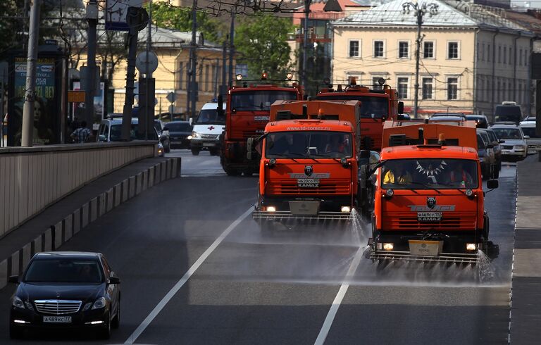 Колонна поливальных машин на Садовом кольце в Москве Колонна поливальных машин на Садовом кольце в Москве