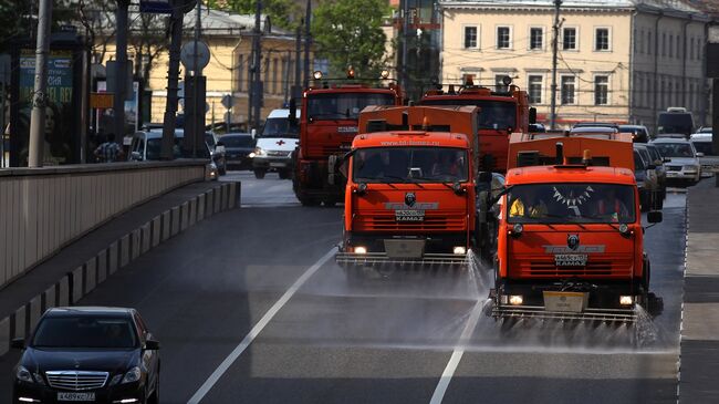 Колонна поливальных машин на Садовом кольце в Москве. Архивное фото