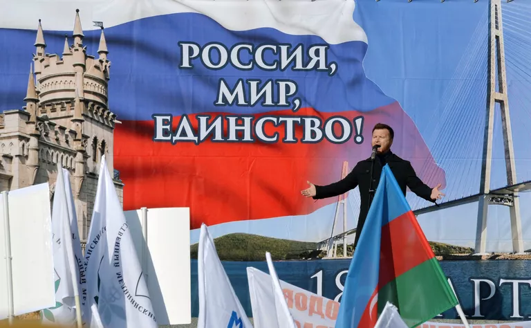 Митинг, посвященный годовщине воссоединения Крыма с Россией, во Владивостоке Митинг, посвященный годовщине воссоединения Крыма с Россией, во Владивостоке