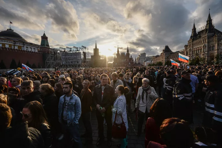 Жители Москвы на праздничном концерте в честь Дня России на Красной площади Жители Москвы на праздничном концерте в честь Дня России на Красной площади