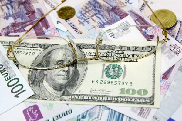 Российский рубль в понедельник укрепляется к бивалютной корзине на 11 копеек по сравнению с закрытием пятницы