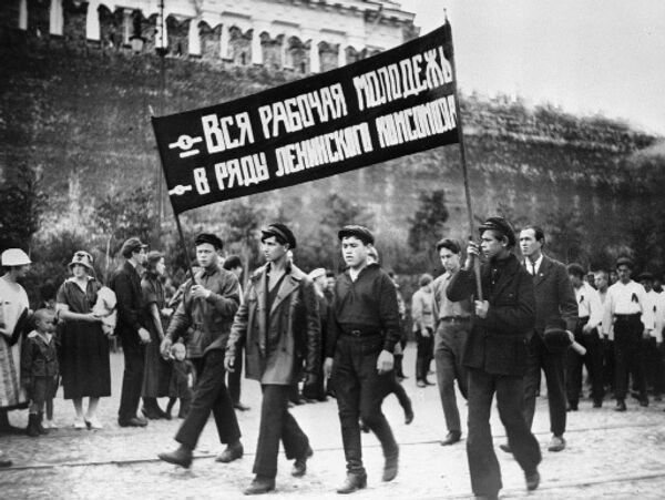 Комсомольцы во время демонстрации на Красной площади