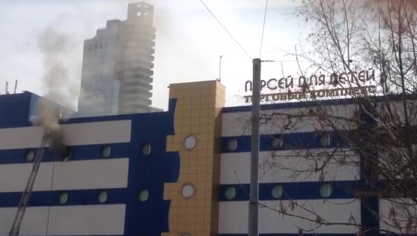 ТЦ Персей для детей горит на востоке Москвы. Кадры с места ЧП