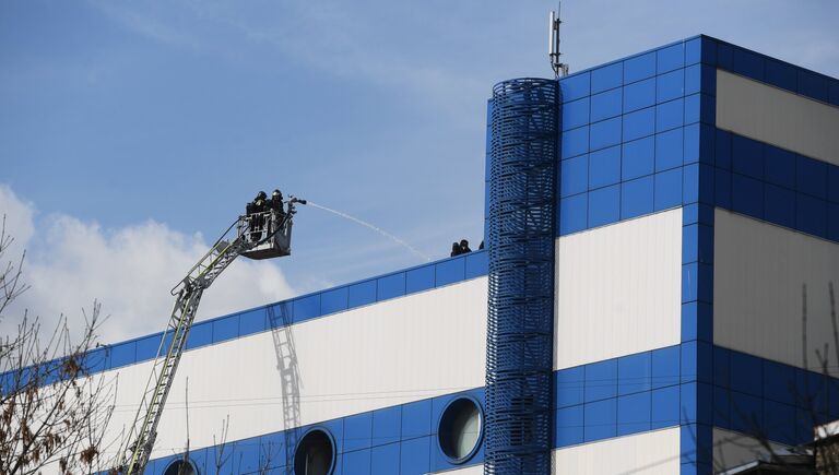 Сотрудники противопожарной службы МЧС РФ на тушении пожара в детском торговом центре Персей в Москве