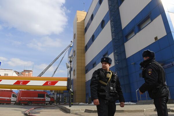 Сотрудники правоохранительных органов у детского торгового центра Персей в Москве, где произошло возгорание