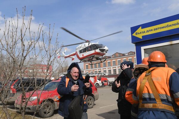 Вертолет Центра экстренной медицинской помощи приземляется у детского торгового центра Персей в Москве, где произошло возгорание