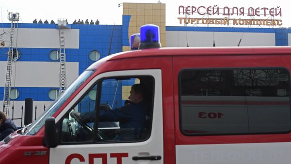 Сотрудники противопожарной службы МЧС РФ на тушении пожара в детском торговом центре Персей в Москве. 4 апреля 2018
