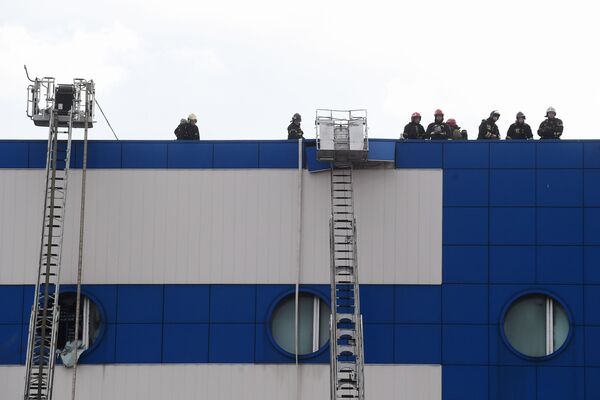 Сотрудники противопожарной службы МЧС РФ на тушении пожара в детском торговом центре Персей в Москве