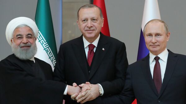 Президент Ирана Хасан Рухани, президент Турции Реджеп Тайип Эрдоган и президент РФ Владимир Путин перед началом встречи в Анкаре. 4 апреля 2018