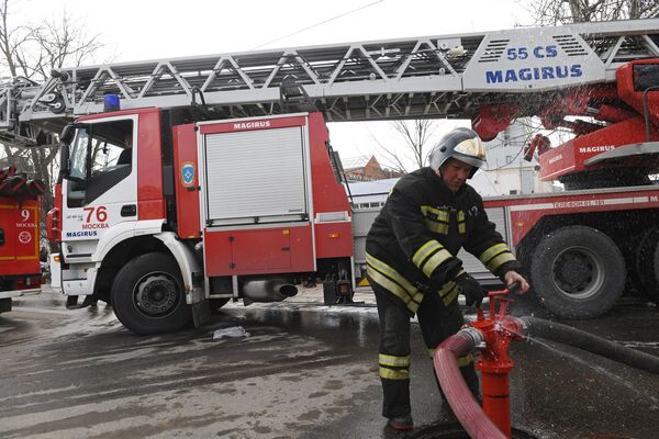 Сотрудник противопожарной службы МЧС РФ на тушении пожара в детском торговом центре Персей в Москве