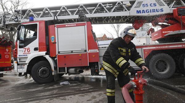 Сотрудник противопожарной службы МЧС РФ на тушении пожара в детском торговом центре Персей в Москве