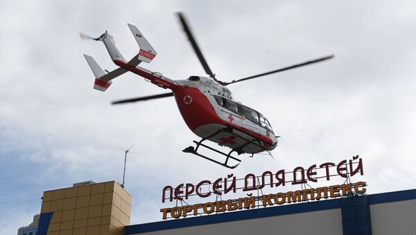 Вертолет Центра экстренной медицинской помощи у детского торгового центра Персей в Москве, где произошло возгорание