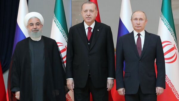 Президент Ирана Хасан Рухани, президент Турции Реджеп Тайип Эрдоган и президент РФ Владимир Путин перед началом встречи в Анкаре. 4 апреля 2018