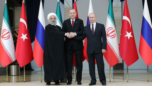 Президент РФ Владимир Путин, президент Турции Реджеп Тайип Эрдоган и президент Ирана Хасан Рухани в Анкаре. 4 апреля 2018