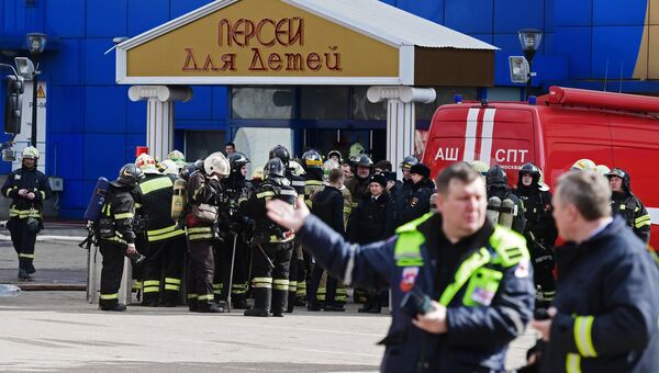 Сотрудники противопожарной службы МЧС РФ у торгового центра Персей в Москве. 4 апреля 2018