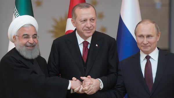 Президент РФ Владимир Путин, президент Турции Реджеп Тайип Эрдоган и президент Ирана Хасан Рухани в Анкаре. 4 апреля 2018