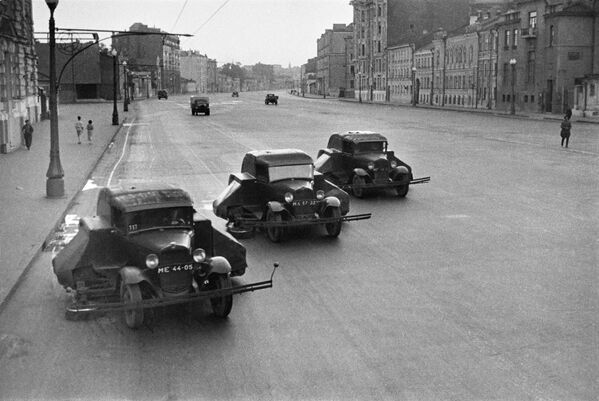 Уборка московских улиц. Поливально-уборочные машины ПУ-7 на шасси ГАЗ-ММ, 1938 год