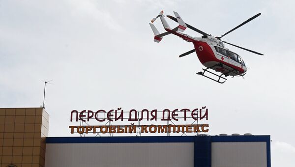 Вертолет Центра экстренной медицинской помощи у детского торгового центра Персей в Москве, где произошло возгорание