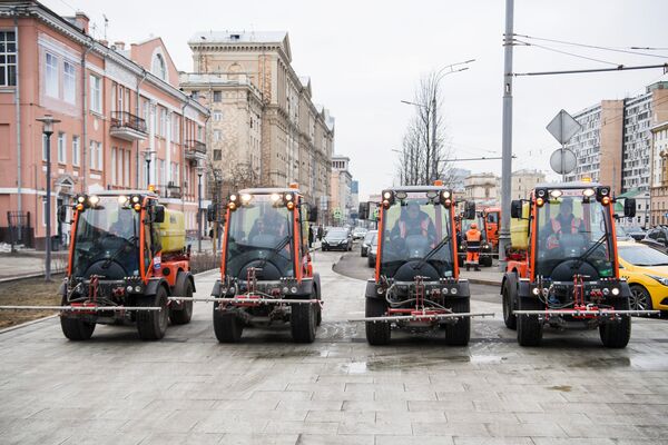 Сотрудники коммунальных служб моют тротуар шампунем в Москве
