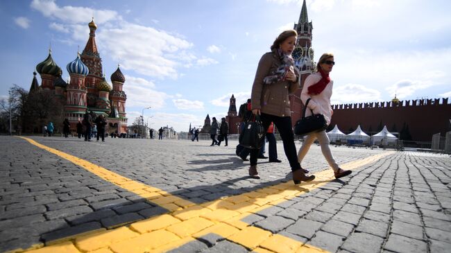 Туристы на Красной площади в Москве. Архивное фото