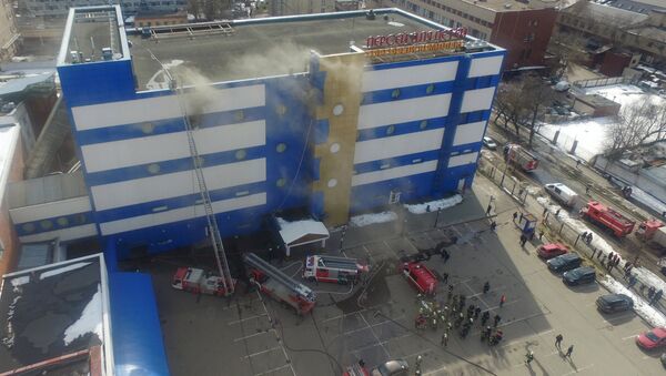 Тушение пожара в детском торговом центре Персей в Москве. 4 апреля 2018