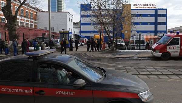 Автомобиль Следственного комитета России у детского торгового центра Персей в Москве, где произошло возгорание