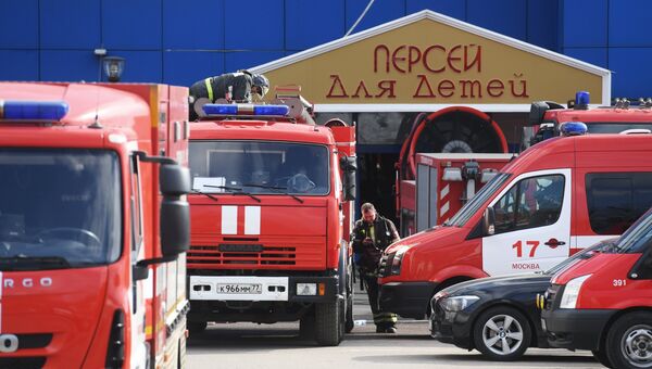 Автомобили противопожарной службы МЧС РФ у детского торгового центра Персей в Москве, где произошло возгорание