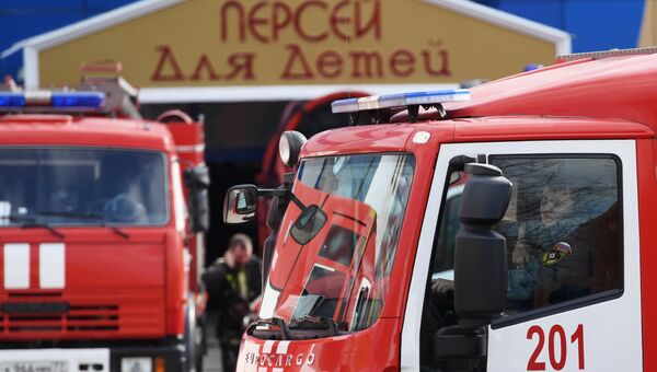 Автомобили противопожарной службы МЧС РФ у детского торгового центра Персей в Москве, где произошло возгорание. Архивное фото