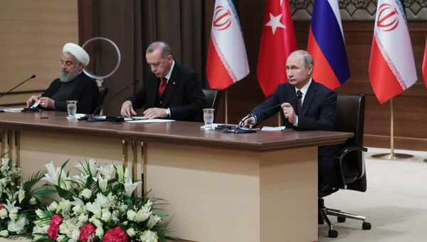 Президент Ирана Хасан Рухани, президент Турциии Реджеп Тайип Эрдоган и президент РФ Владимир Путин во время совместной пресс-конференции по итогам встречи в Анкаре. 4 апреля 2018