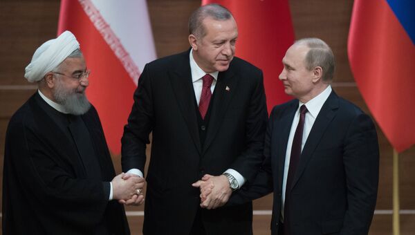 Президент Ирана Хасан Рухани, президент Турциии Реджеп Тайип Эрдоган и президент РФ Владимир Путин после совместной пресс-конференции по итогам встречи в Анкаре. 4 апреля 2018