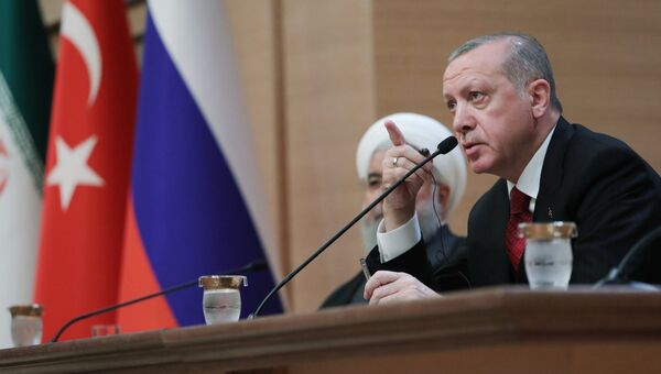 Президент Турции Реджеп Тайип Эрдоган во время совместной пресс-конференции с  президентом РФ Владимиром Путиным и президентом Ирана Хасаном Рухани по итогам встречи в Анкаре. 4 апреля 2018