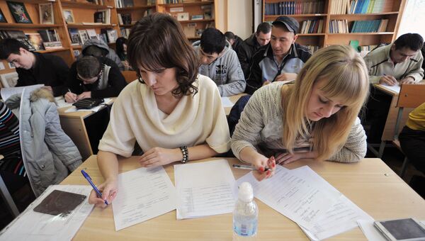 Мигранты во время экзаменационного тестирования в одном из ростовских центров государственного тестирования иностранных граждан для получения сертификата о трудовой деятельности в РФ