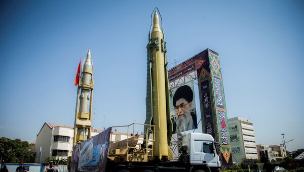 Иранские ракеты рядом с портретом аятоллы Али Хаменеи в Тегеране
