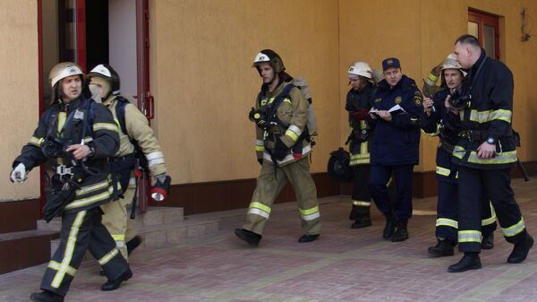 Сотрудники противопожарной службы МЧС ЛНР во время тактико-специальных учений в Луганске