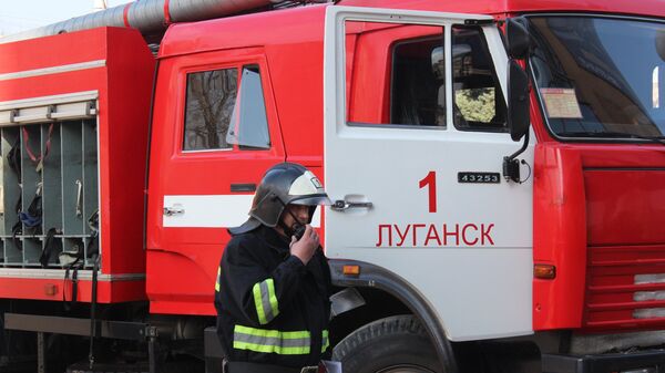 Сотрудник противопожарной службы МЧС ЛНР в Луганске 