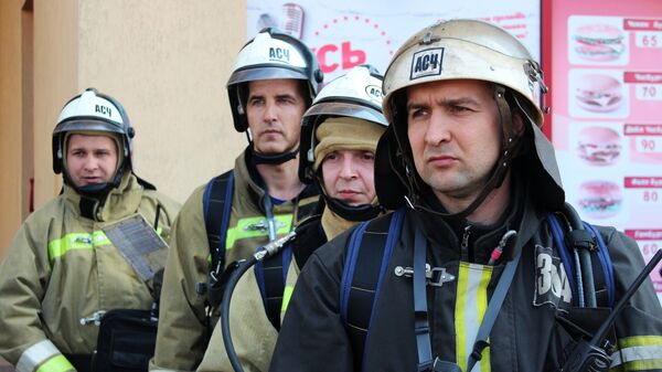Сотрудники противопожарной службы МЧС ЛНР в Луганске