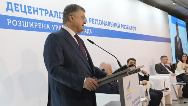 Президент Украины Петр Порошенко во время совещания в Виннице