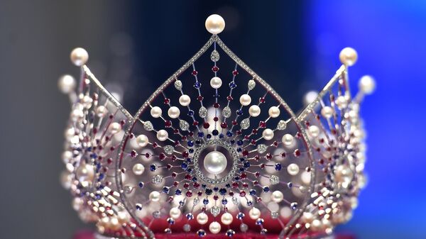 Новая корона Мисс Россия во время презентации на пресс-конференции, посвященной проведению конкурса Мисс Россия - 2018. 18 апреля 2018