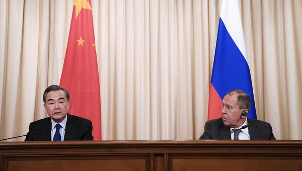 Министр иностранных дел России Сергей Лавров и министр иностранных дел КНР Ван И во время пресс-конференции в Москве. 5 апреля 2018