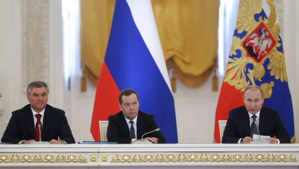 Владимир Путин и Дмитрий Медведев во время заседания Госсовета по вопросу развития конкуренции. 5 апреля 2018