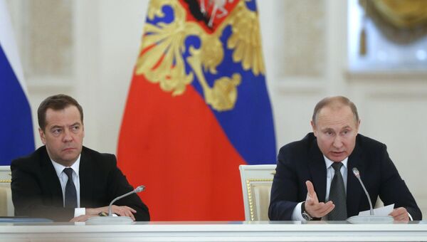 Президент РФ Владимир Путин и председатель правительства РФ Дмитрий Медведев на заседании Государственного совета. 5 апреля 2018
