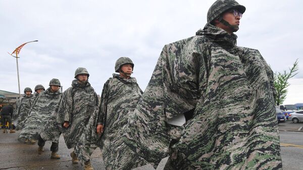 Южнокорейские морские пехотинцы во время совместных учений с США в Пхохане. Архивное фото.