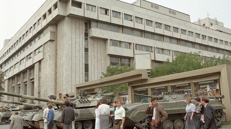 Танки стоят на Садовом кольце во время путча ГКЧП. Садовое кольцо. Зубовский бульвар, 4