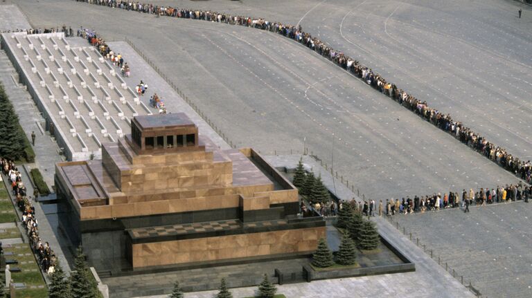 Очередь в Мавзолей В.И. Ленина на Красной площади