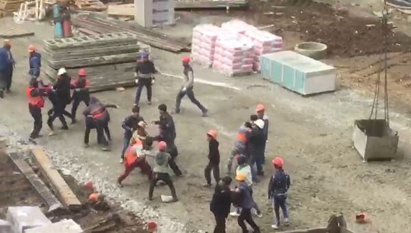 Массовая драка рабочих на стройплощадке в Краснодаре. Съемка очевидца