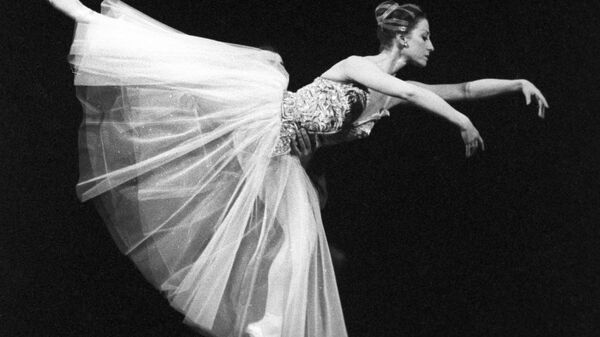 Народная артистка СССР Майя Плисецкая в сцене из балета Прелюдии и фуги 